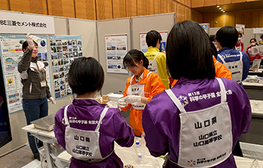 「第13回科学の甲子園全国大会」当社展示ブースで実験の様子