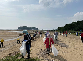 白石海岸での清掃活動（九州工場）