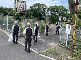 県道沿いでの清掃活動（九州工場黒崎地区）